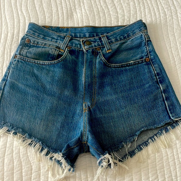 High waisted, Levi denim shorts - Picture 2 of 4